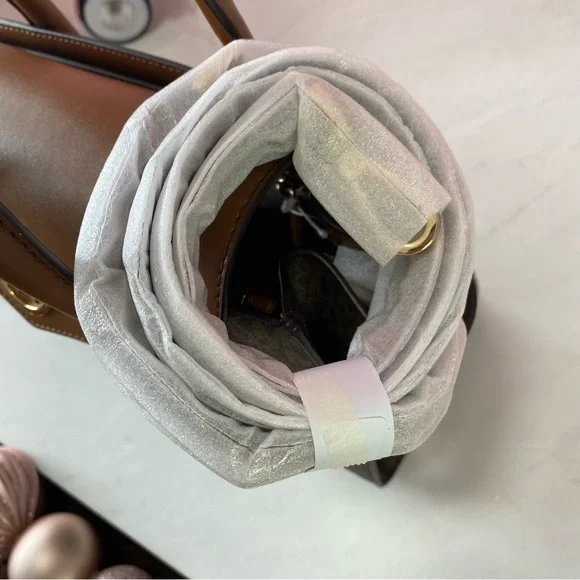 Final Sale!!! 👜 MICHAEL KORS 🌺 Carmen Medium Faux Leather Belted Satchel - Picture 13 of 15